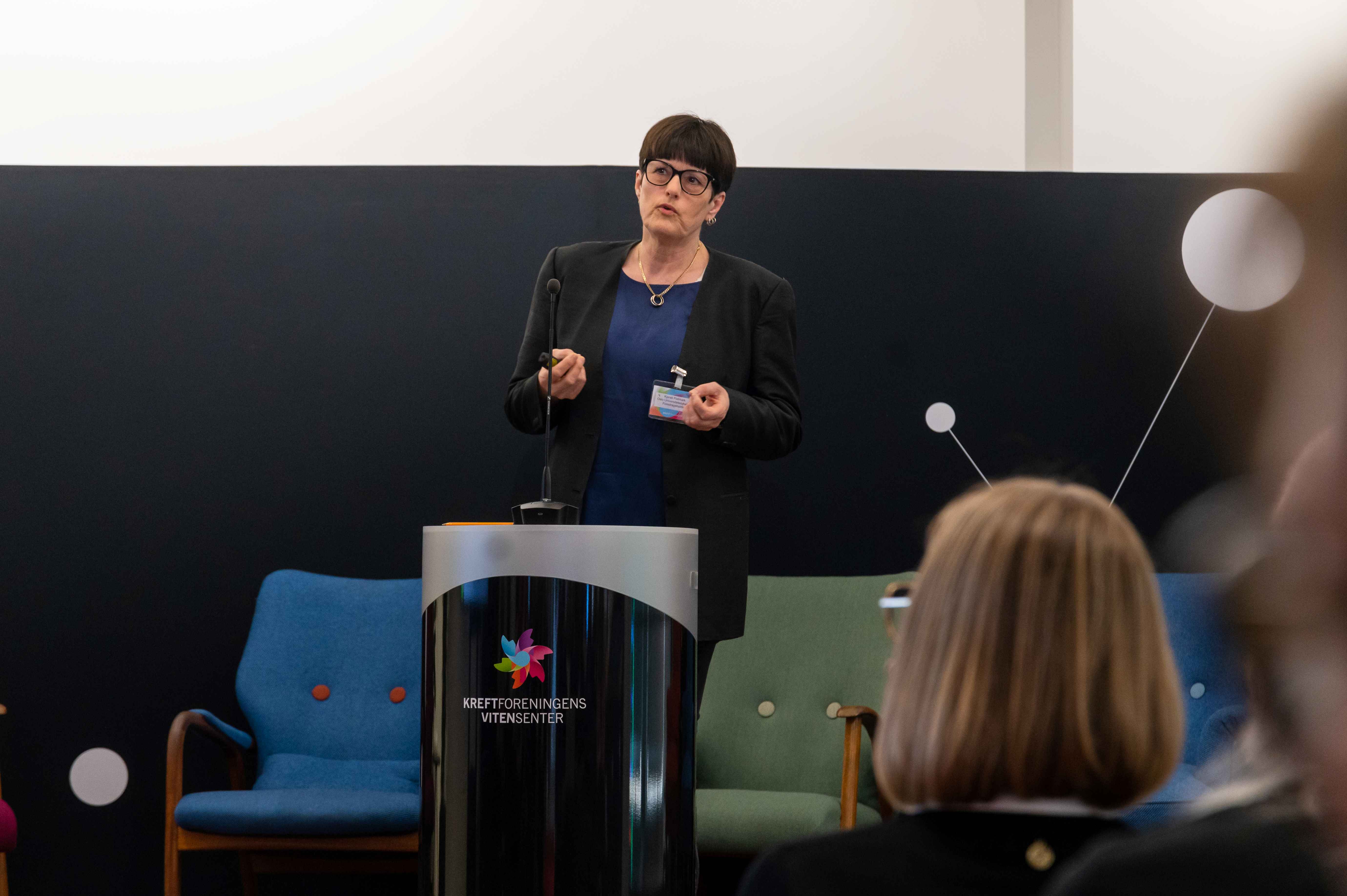 Professor i kirurgi, Kjersti Flatmark, deler sine erfaringer med brukermedvirkning i forskningen hun leder på Radiumhospitalet